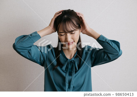 失敗、麻煩、頭痛的女性形象 98650413