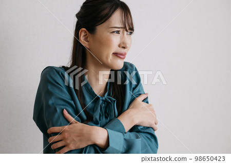 寒冷、冰凍、血液循環不良圖像 98650423