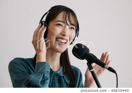 練習語音訓練和發聲的女性 練習語音訓練和發聲的女性 98650440