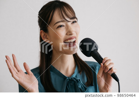 練習語音訓練和發聲的女性 練習語音訓練和發聲的女性 98650464