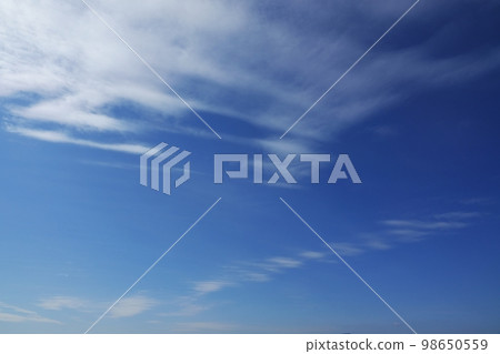 清爽的早春風景，湛藍的天空和波浪般的白雲 220212pm 98650559