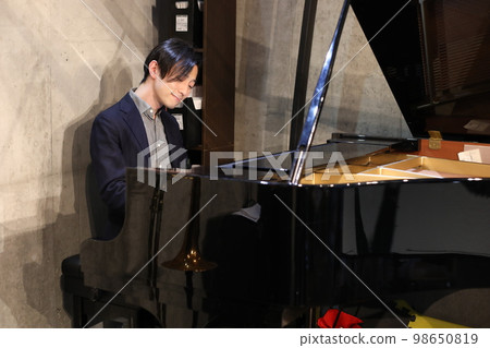 piano man 98650819
