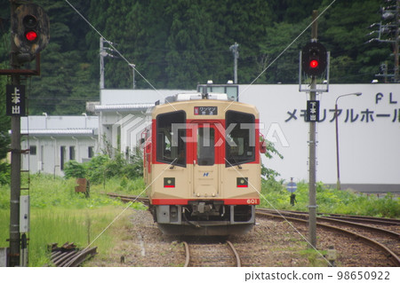 Nagaragawa Railway Gujo Hachiman Station Nagara 600 Type JNR Express Color Nagaragawa Railway Gujo Hachiman Station Nagara 600 Type JNR Express Color 98650922