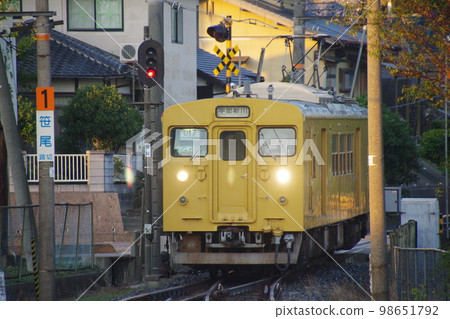 Kumoha 123-5 arriving at Suzumeda Station on the Onoda Line Kumoha 123-5 arriving at Suzumeda Station on the Onoda Line 98651792
