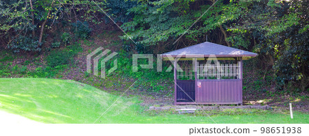 Panorama of shelter huts and lightning protection huts on a golf course built beside the course in the summer sunshine (Kisarazu City, Chiba Prefecture) 98651938