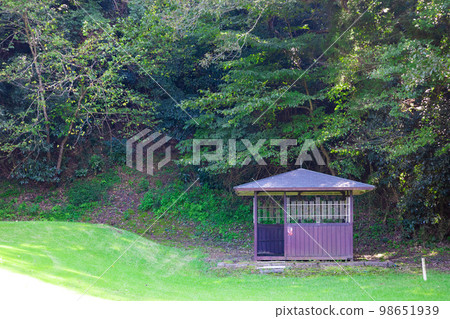 In the summer sunshine, a golf course evacuation hut/lightning protection hut (Kisarazu City, Chiba Prefecture) stands on the side of the course. 98651939