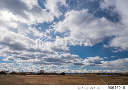 冬季淀川花仙公園出口區 棉花雲在天空中蔓延 98652046