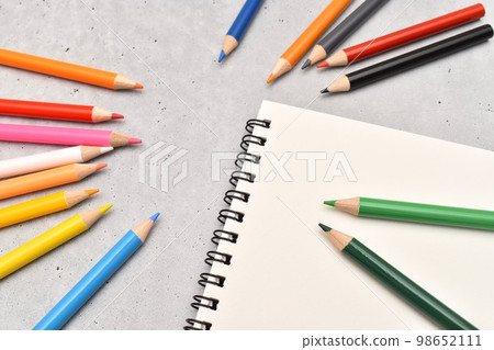 Color pencil and sketchbook - Stock Photo [98652111] - PIXTA