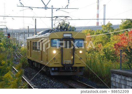 Kumoha 123-5 arriving at Keno Station on the Ube Line 98652209