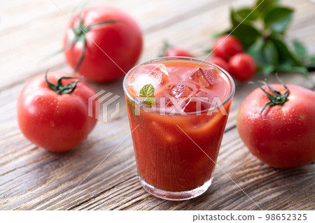 番茄汁(用成熟的西紅柿和聖女果) 番茄汁(用成熟的西紅柿和聖女果) 98652325