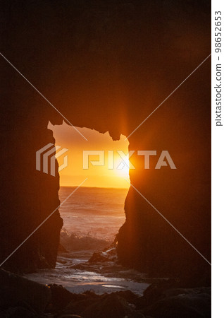 The setting sun peeping through keyhole arch The setting sun peeping through keyhole arch 98652653