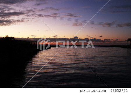 夜海和平靜的波浪。美麗的光 98652751