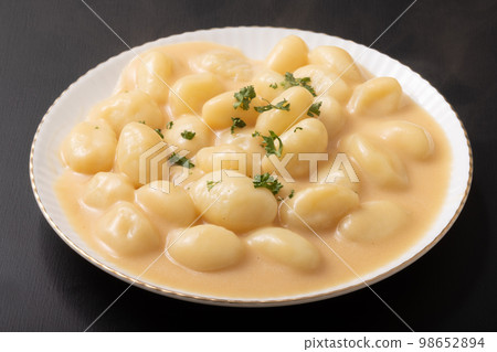 芝士奶油沙司面疙瘩 98652894
