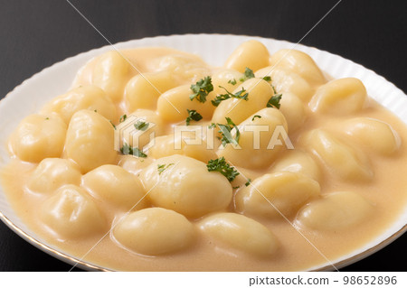 芝士奶油沙司面疙瘩 98652896