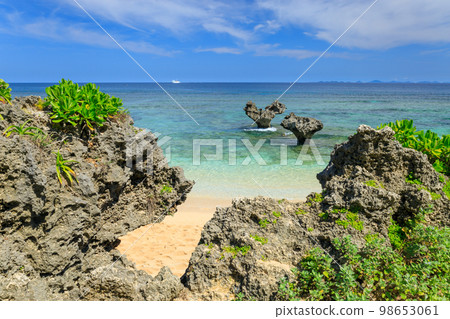Amazing view of Heart Rock on Kouri Island, Okinawa Amazing view of Heart Rock on Kouri Island, Okinawa 98653061
