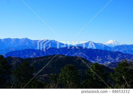 Mt. Takao, Tokyo, Mt. Fuji and the mountains of Tanzawa from the summit 98653252