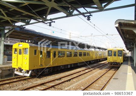 Ube Line Ube Shinkawa Station 123 series + 105 series 3 cars 98653367