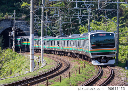 穿過小田原市的東海道線的風景 98653453