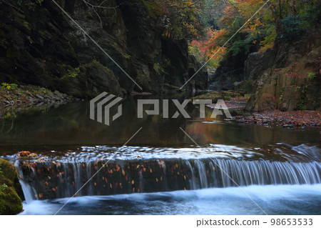 Jabui Valley in Autumn 98653533