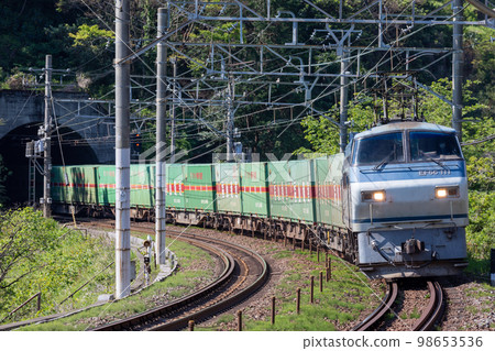 貫穿小田原市的EF66貨運列車 98653536