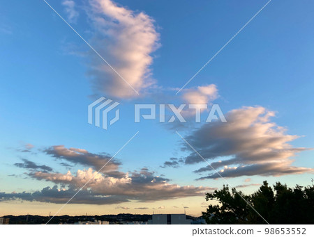 雲彩在夕陽中發光 雲彩在夕陽中發光 98653552