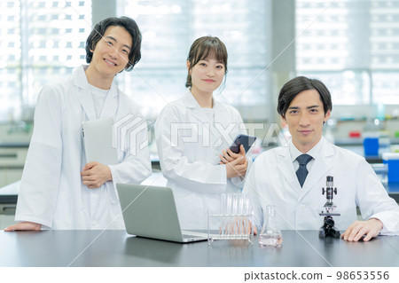 Professor and student portrait in university lab Professor and student portrait in university lab 98653556