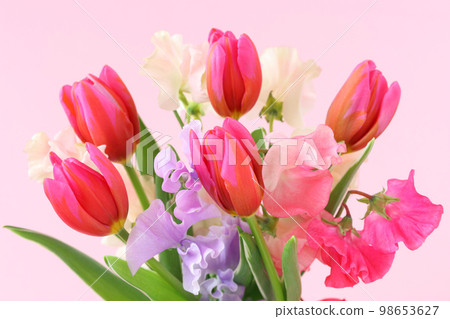 Bouquet of tulips and sweet peas 98653627