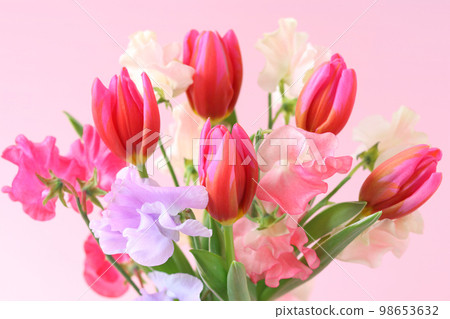 鬱金香和香豌豆花束 98653632