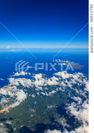 大海和島嶼的鳥瞰圖 大海和島嶼的鳥瞰圖 98653790
