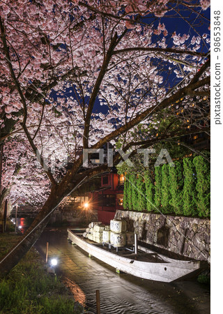 京都高瀨川 Ichino Funairi 在夜間櫻花和高瀨船 京都高瀨川 Ichino Funairi 在夜間櫻花和高瀨船 98653848