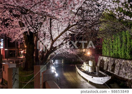 京都高瀨川 Ichino Funairi 在夜間櫻花和高瀨船 98653849