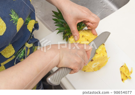 [Cut the pineapple joints] 98654077