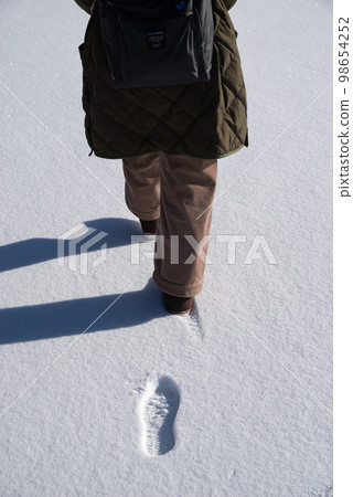 走在雪地裡 走在雪地裡 98654252