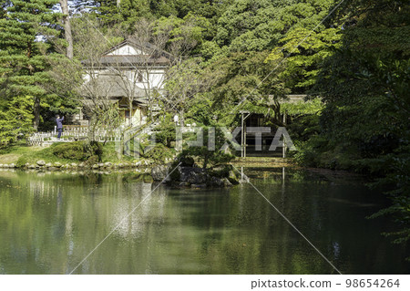 Kenrokuen Miyoshian and Hyorike Pond Kenrokuen Miyoshian and Hyorike Pond 98654264