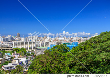 沖繩_盛夏晴朗的天氣和城市風光 沖繩_盛夏晴朗的天氣和城市風光 98654363