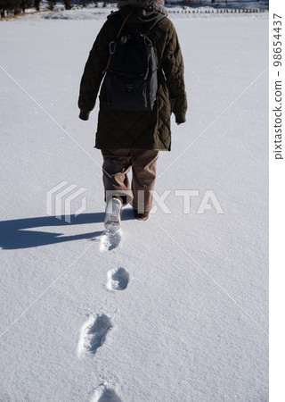 走在雪地裡 98654437