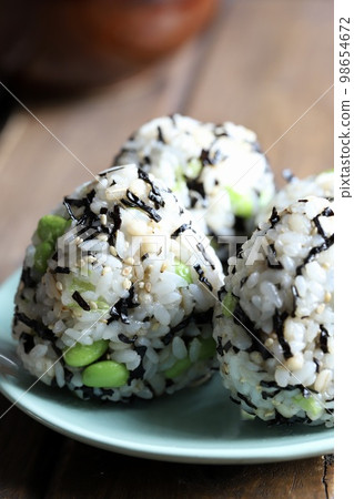 Triangular rice balls mixed with salted kelp and edamame 98654672