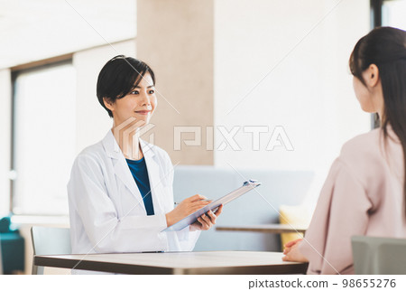 Female doctor interviewing a patient 98655276