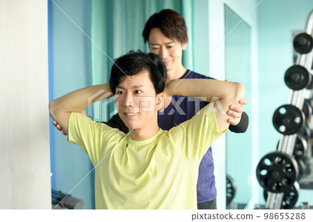 Male physiotherapist doing sports manipulative massage 98655288