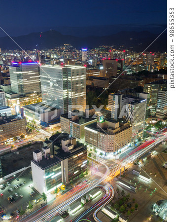 北海道_札幌站前的城市夜景 98655353