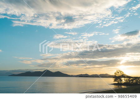 Beautiful sky, morning sun and beach scenery Beautiful sky, morning sun and beach scenery 98655409