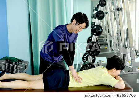 做運動操縱按摩的男性物理治療師 98655700