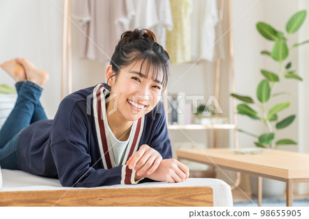 年輕女子在客廳放鬆 98655905