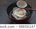 Image of lifting the clams of domestically produced clam soup with chopsticks 98656147