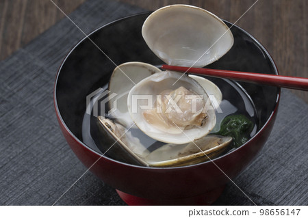 國產蛤蜊湯用筷子夾起蛤蜊的形象 98656147