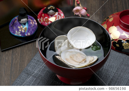 Hinamatsuri dishes, domestic clam soup and hina dolls 98656198