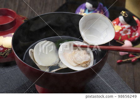女兒節菜餚、國產蛤蜊湯和雛人偶 女兒節菜餚、國產蛤蜊湯和雛人偶 98656249