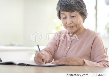 有筆的資深婦女 有筆的資深婦女 98656665