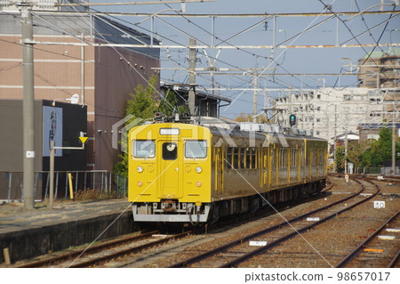 宇部線 宇部新川站 123系+105系 宇部線 宇部新川站 123系+105系 98657017