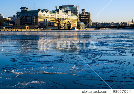 Kushiro Port with ice on a cold morning 98657094